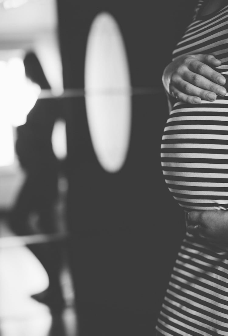 Babybauchfotos selber machen -schwangerschaftsfotos-ideen-tipps-schwarz-weiss-bauch