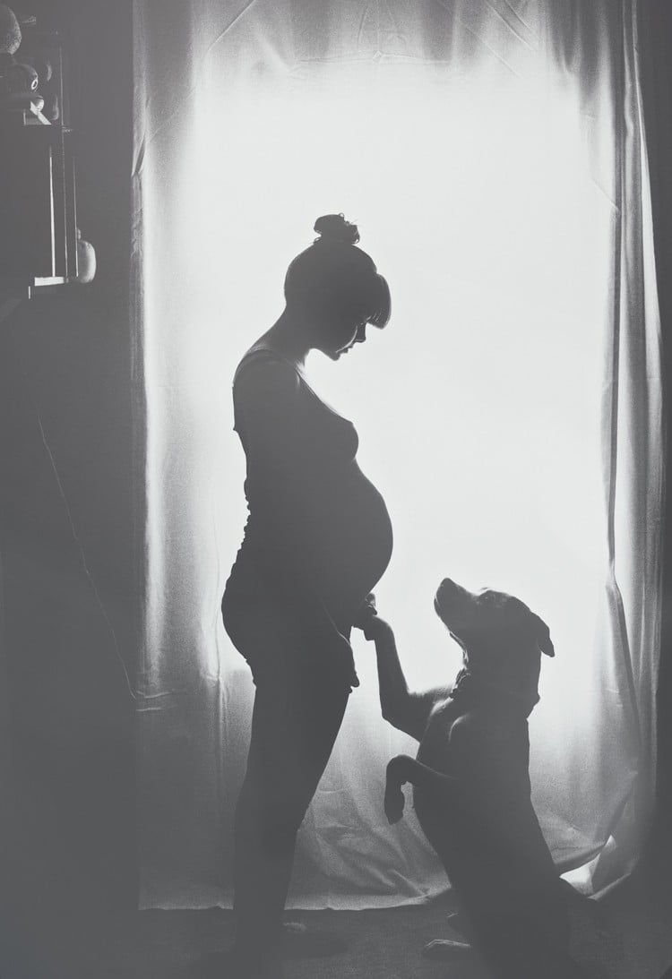 Babybauchfotos selber machen -schwangerschaftsfotos-ideen-tipps-schwarz-weiss-mithund