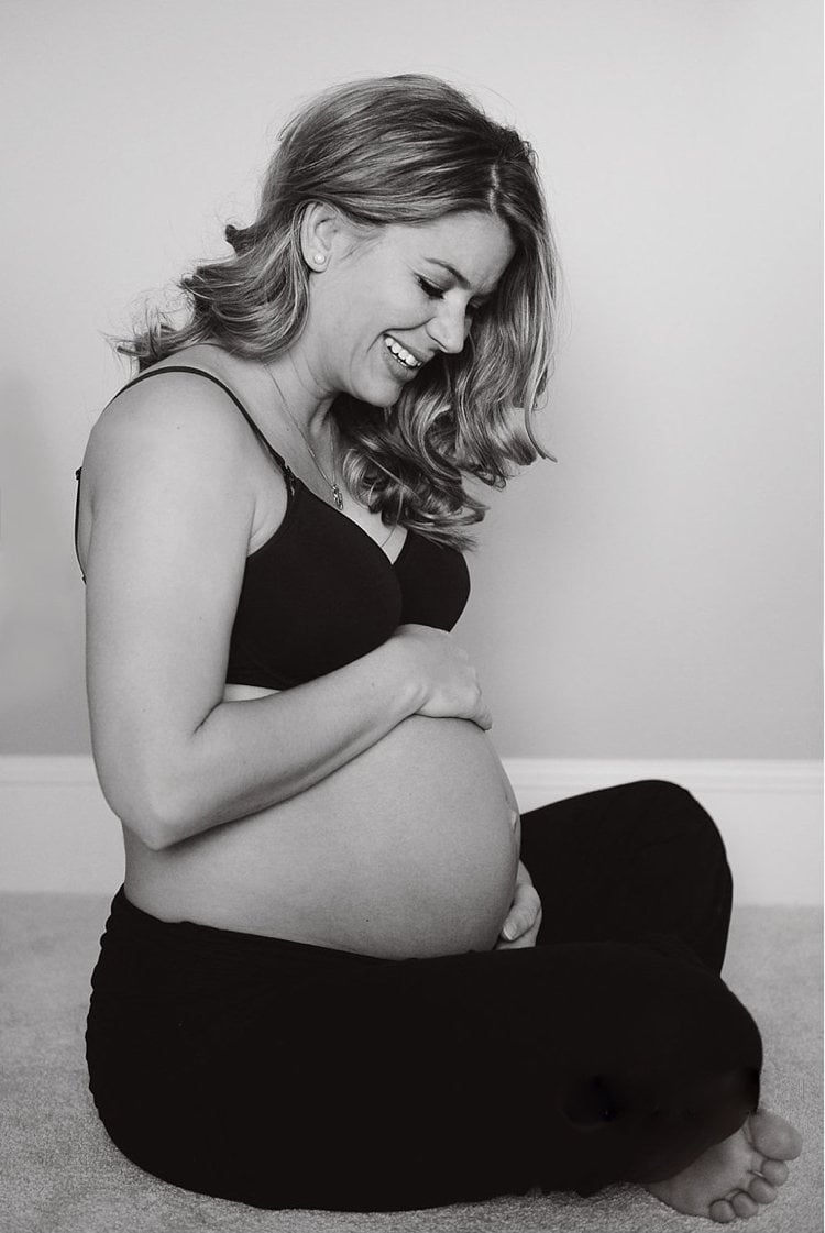 Babybauchfotos selber machen -schwangerschaftsfotos-ideen-tipps-schwarz-weiss-niedlich