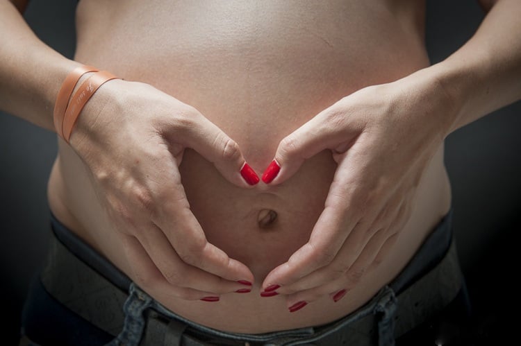 Babybauchfotos selber machen -schwangerschaftsfotos-ideen-tipps-themen-ästhetisch