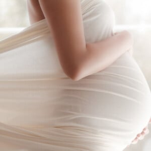 babybauchfotos-selber-machen-schwangerschaftsfotos-ideen-tipps-zart-weiss-tuch
