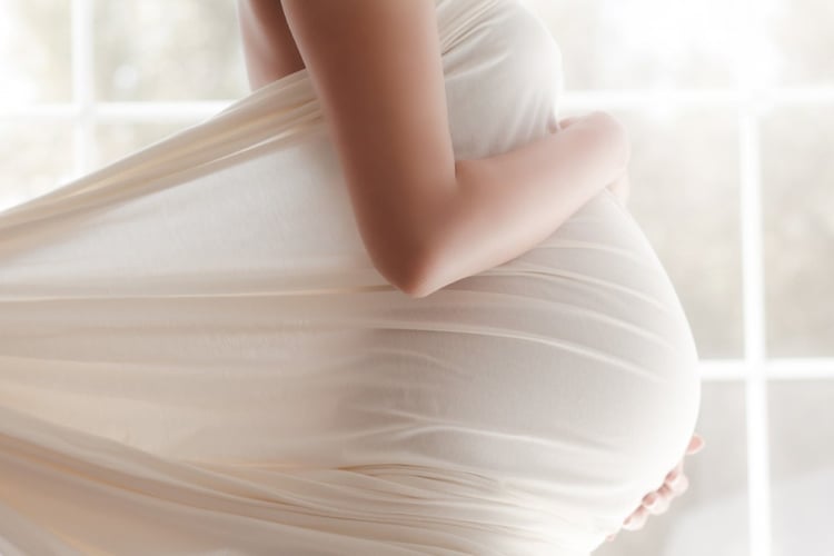 Babybauchfotos selber machen -schwangerschaftsfotos-ideen-tipps-zart-weiss-tuch