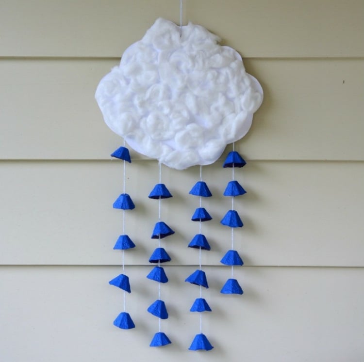 basteln-eierkarton-hübsch-mobile-wolke-regen-tropfen-blau-watte