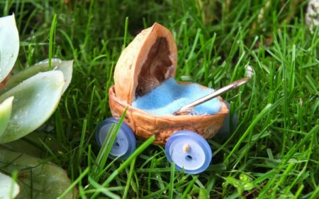 basteln-naturmaterial-kinderwagen-mini-knöpfe-griff-draht-walnussschalen-decke-weiß