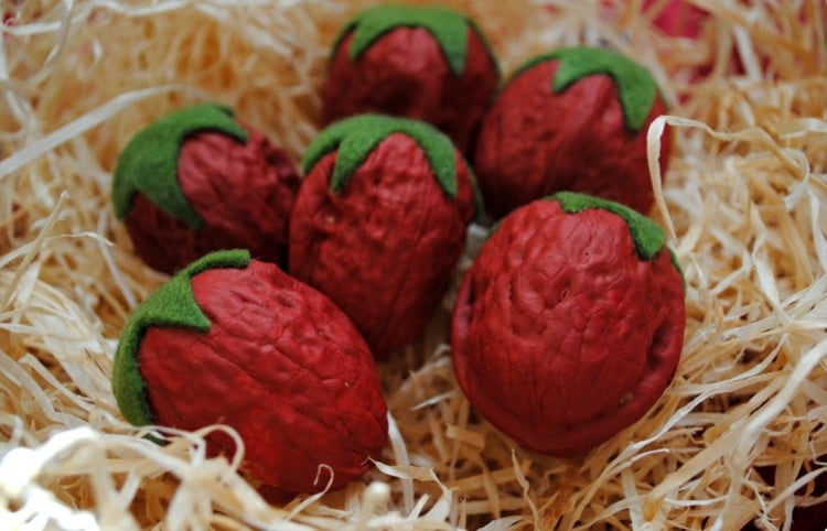 basteln-naturmaterial-walnüsse-ganz-gefärbt-rot-filz-erdbeergrün-erdbeeren-heu