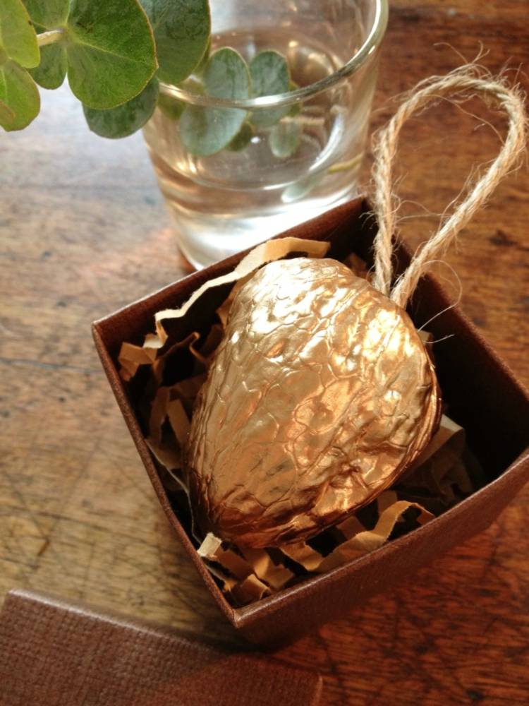basteln mit naturmaterial walnussschalen-geschenk-gold-lack-geschenkverpackung-glas