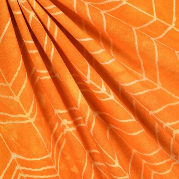 batik-techniken-selber-machen-diy-orange-stoff-zickzack-muster