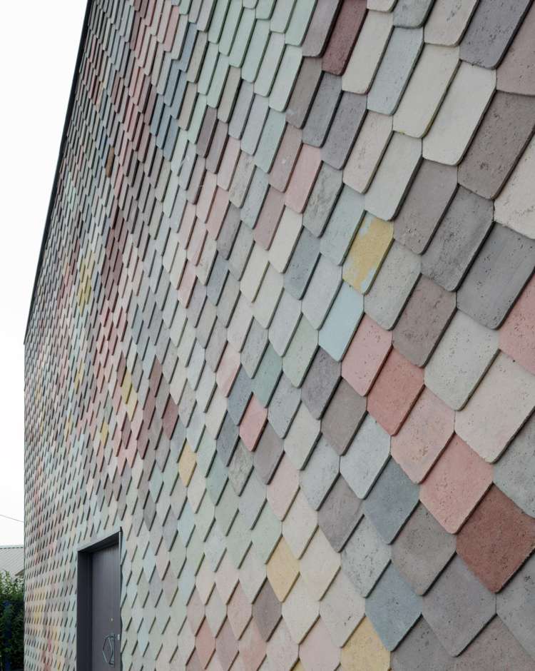 Beton Architektur -betonfassade-fassadengestaltung-pastellfarben-fliesen
