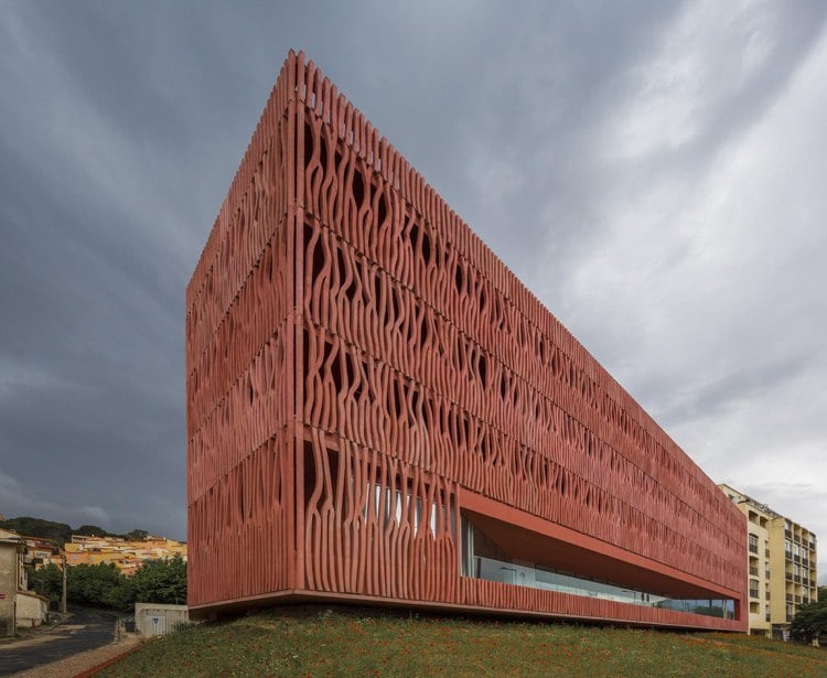 beton-architektur-gebäude-sichtschutz-sonnenschutz-rot-terrakotta