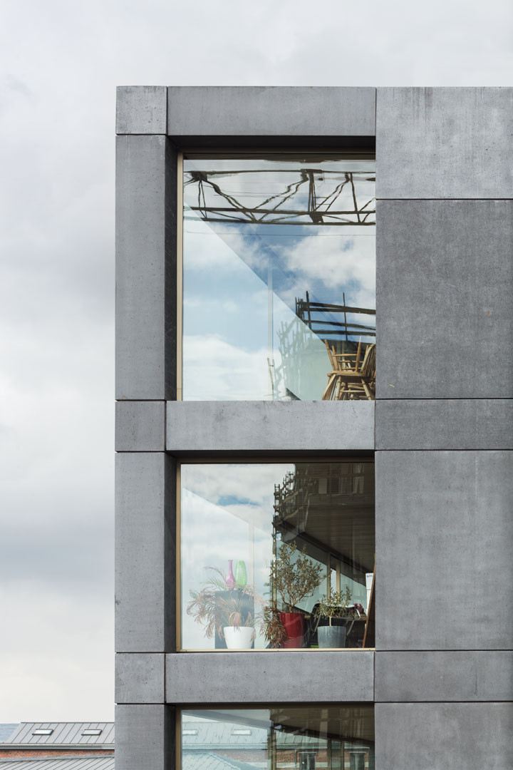 beton-architektur-grau-glasfassade-modern-mehrfamilienhaus