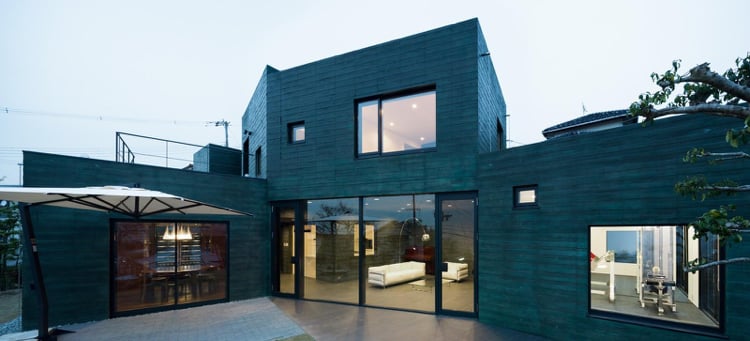 beton-architektur-sichtbeton-haus-flachdach-grün-panoramafenster