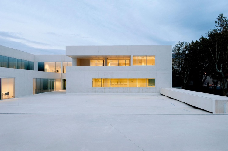 beton-architektur-weiss-minimalistsich-haus-flachdach-beleuchtung