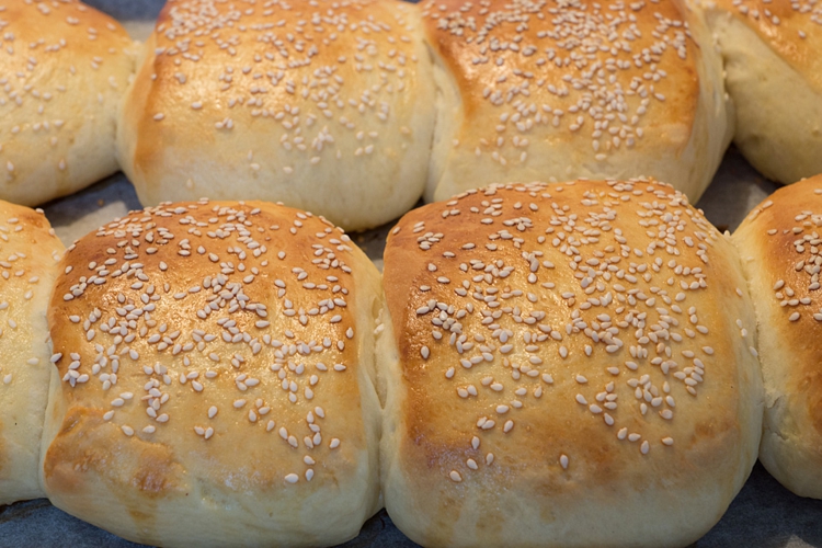 big-mac-salat-brötchen-burger-goldbraun-gebacken-sesam-weißmehl