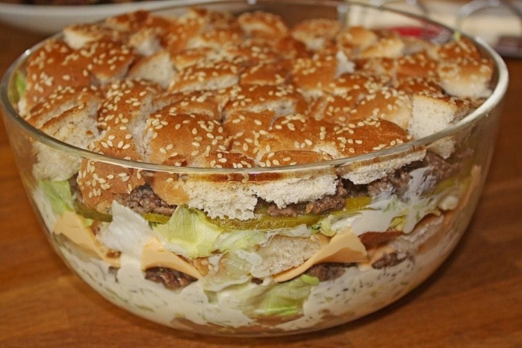 big mac salat geschichtet-glas-schüssel-brätchendeckel-geschnitten-gewürzgurken-käsescheiben