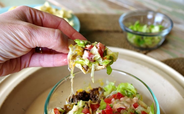 big-mac-salat-partysalat-glasschale-bacon-eisbergsalat-schmelzkäse-tomaten-gewürzgurken