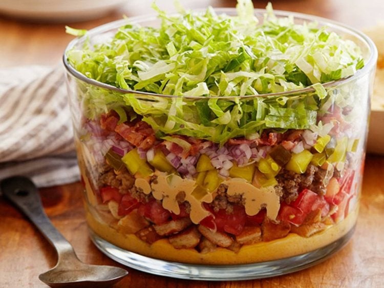 big mac salat salatschüssel-geschichtet-eisbergsalat-bacon-hackfleisch-tomaten-gewürfelt