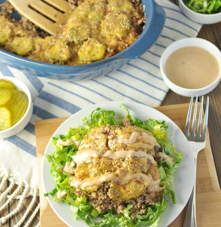 big-mac-salat-teller-gabel-dressing-gewürzgurken-geschnitten-überbacken-eisbergsalat