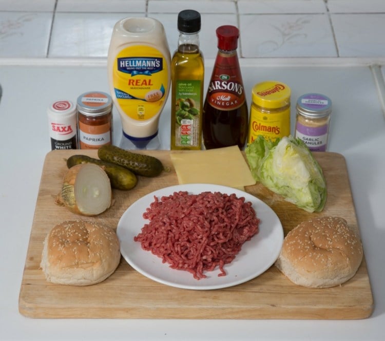big-mac-salat-zutaten-zwiebeln-hackfleisch-semmel-sesam-gewürze-olivenöl-eisbergsalat-senf-mayonnaise