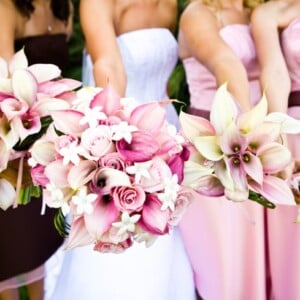 blumendeko-hochzeit-blumenstrauß-braut-pink-lila-cremeweiß-hochzeitskleid-callas-brautjungfern