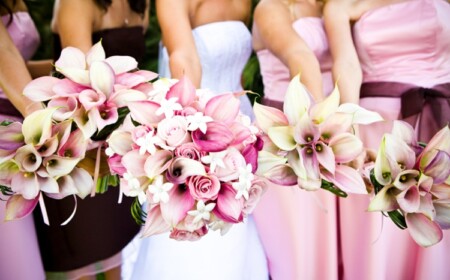 blumendeko-hochzeit-blumenstrauß-braut-pink-lila-cremeweiß-hochzeitskleid-callas-brautjungfern