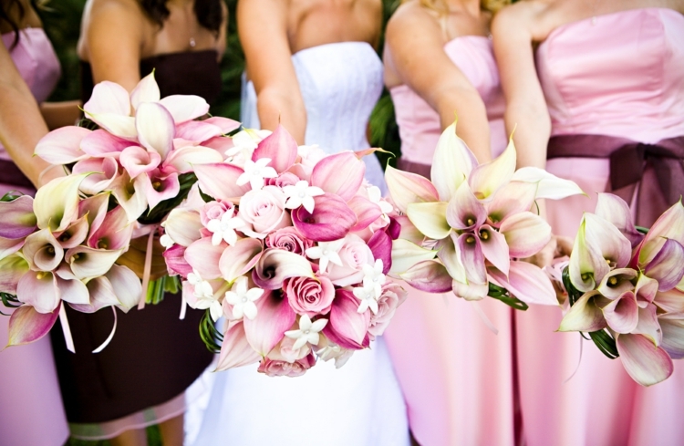 blumendeko-hochzeit-blumenstrauß-braut-pink-lila-cremeweiß-hochzeitskleid-callas-brautjungfern