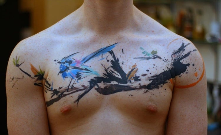 brust-tattoo-motive-tätowierung-abstrakt-aquarell-farbig