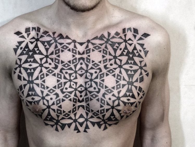 brust-tattoo-motive-tätowierung-geometrisch-punkten-mandala