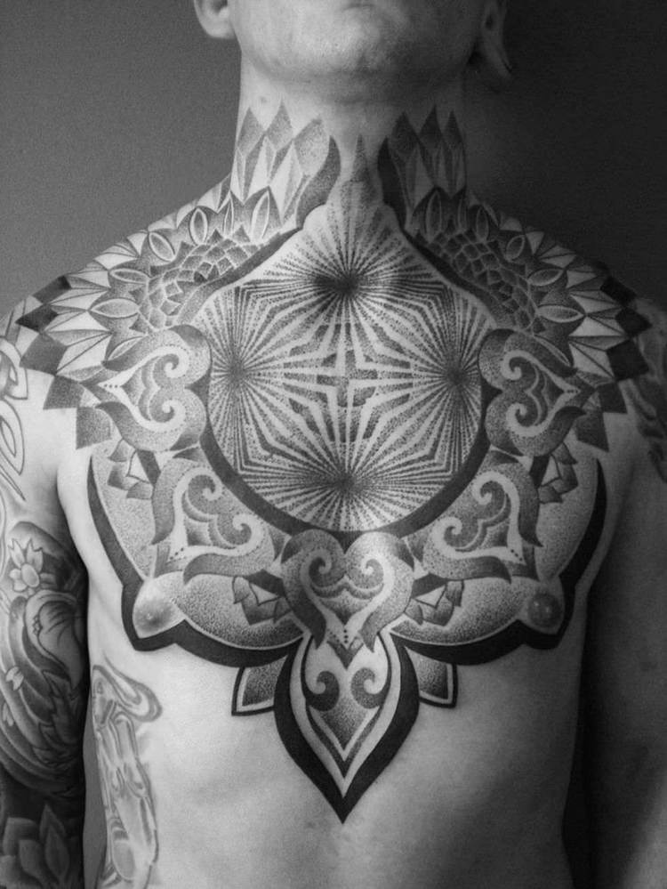 brust-tattoo-motive-tätowierung-geometrisch-punkten-schattierungen