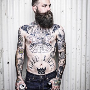 brust-tattoo-motive-tätowierung-hipster-oldschool-seemann