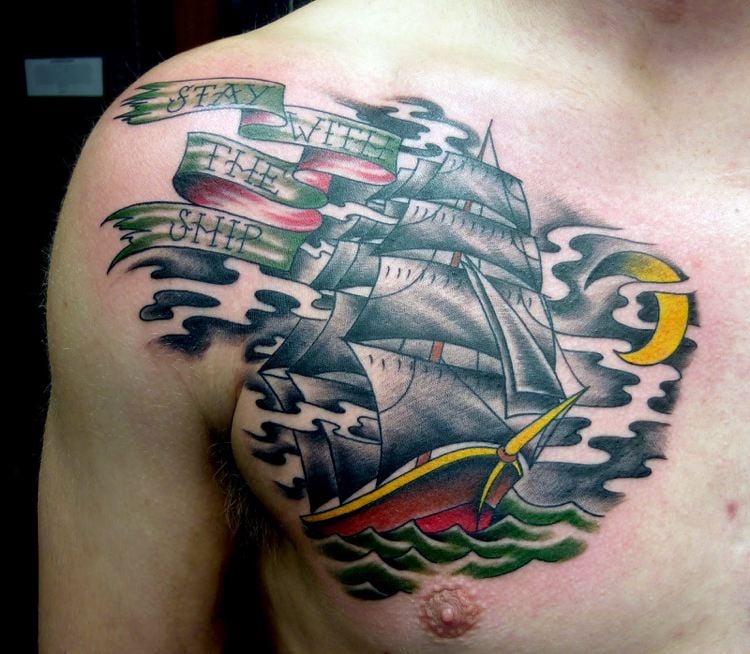 Brust Tattoo -motive-tätowierung-oldschool-seemann-piratenschiff