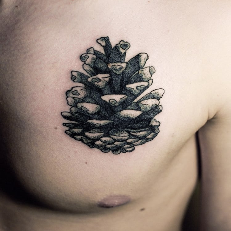 brust-tattoo-motive-tätowierung-realistisch-zapfen-schwarz-weiss