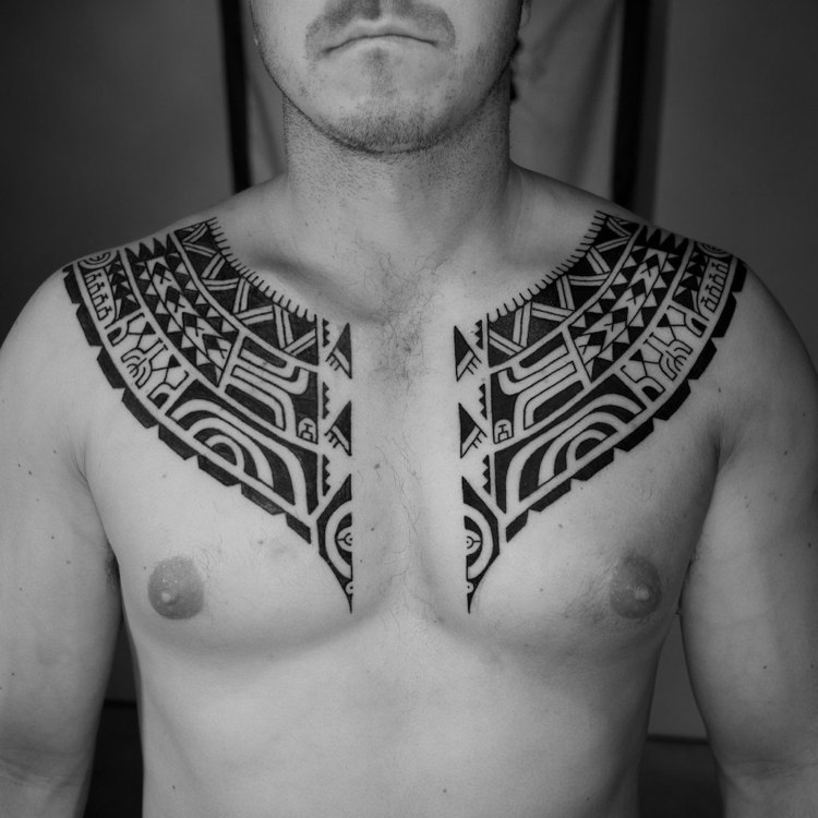 brust-tattoo-motive-tätowierung-schnwarz-maori-polynesien