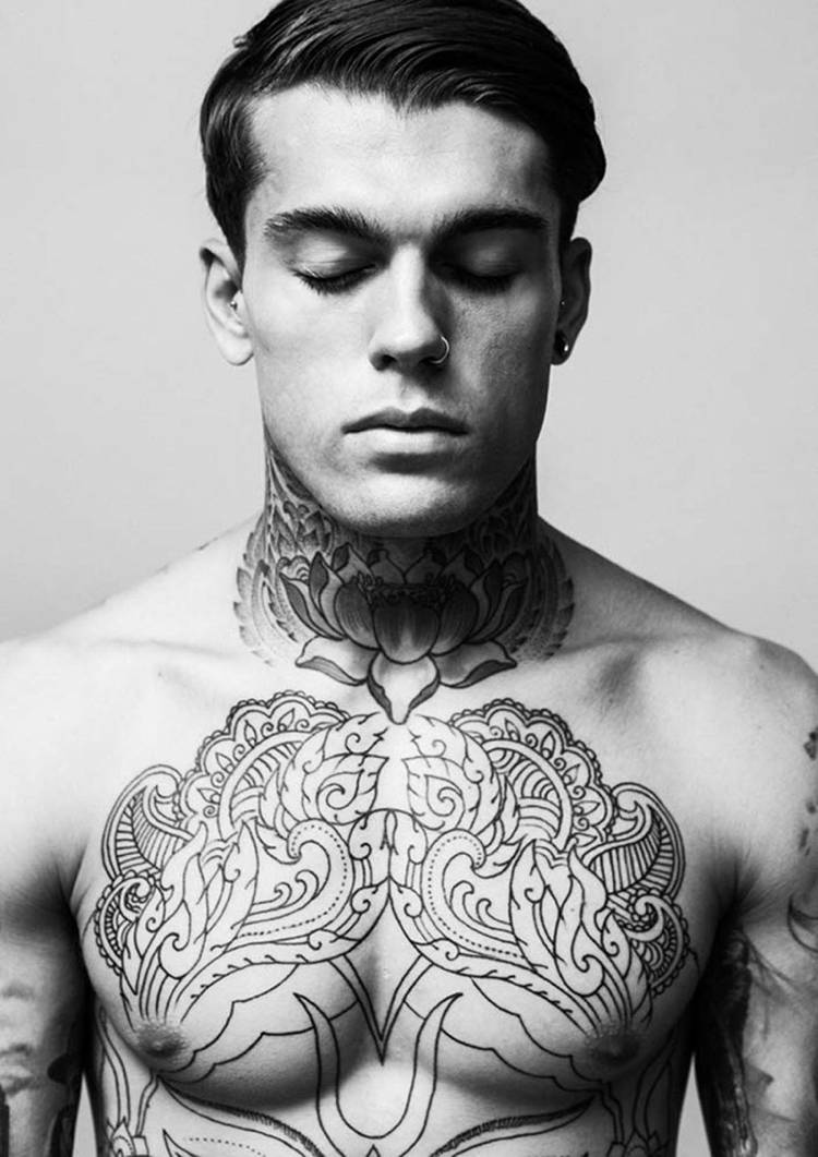 brust-tattoo-motive-tätowierung-schwarz-mandala-minimalistisch
