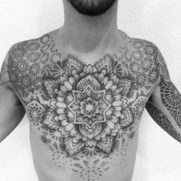 brust-tattoo-motive-tätowierung-schwarz-punkten-mandala
