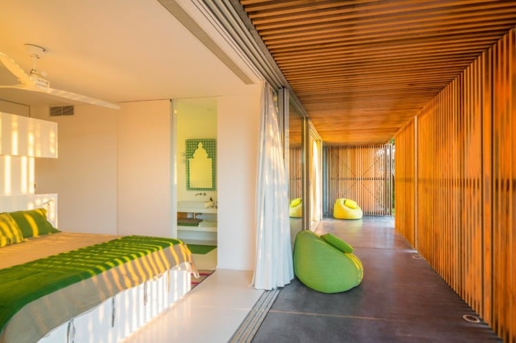 bunte-möbel-lindgrün-gestaltung-schlafbereich-weiße-wände-badezimmer