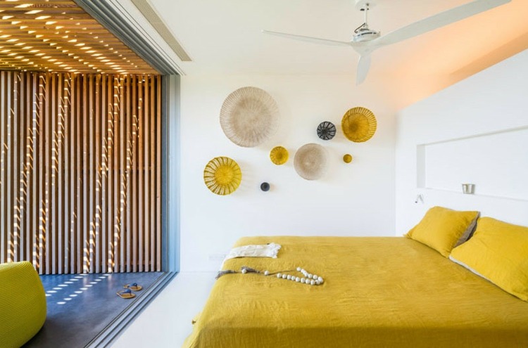 bunte-möbel-schlafzimmer-gelb-weiß-wanddeko-idee-schiebefenster