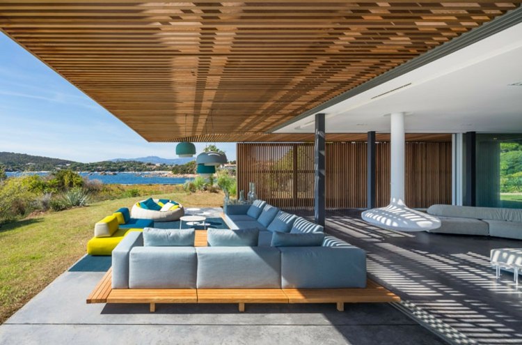 bunte möbel terrasse-modern-lounge-schiebefenster-überdachung-garten
