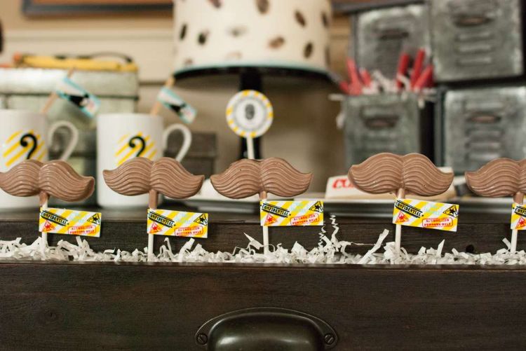 detektivparty-kindergeburtstag-schnurbart-süßigkeiten-schokolade-stiel-torte-tassen-fragezeichen-etikette-schublade