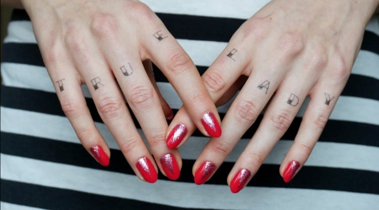 finger-tattoo-buchstaben-frauenhände-linien-dünn-zeigefinger-mittelfinger-ringfinger-kleinfinger