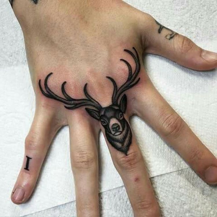 finger-tattoo-elch-tier-männerhand-mittelfinger-buchtsaben-daumen-kleinfinger