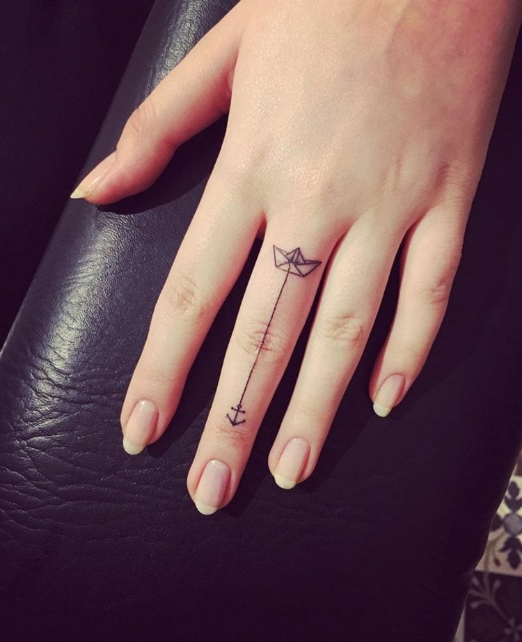 finger tattoo frauenhand-mittelfinger-boot-anker-linien-fingernägel-rund