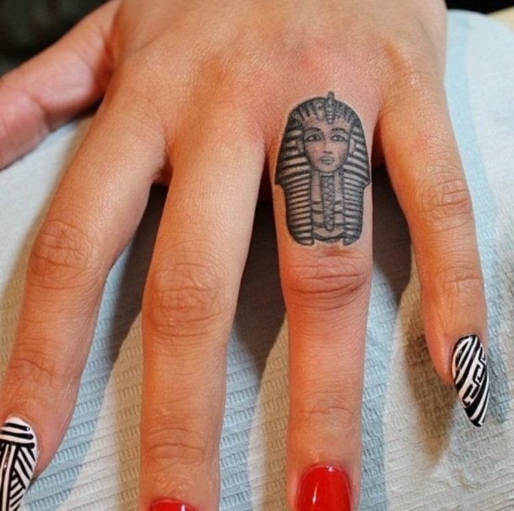 finger-tattoo-frauenhand-ringfinger-pharao-maniküre-schwarz-weiß-rot