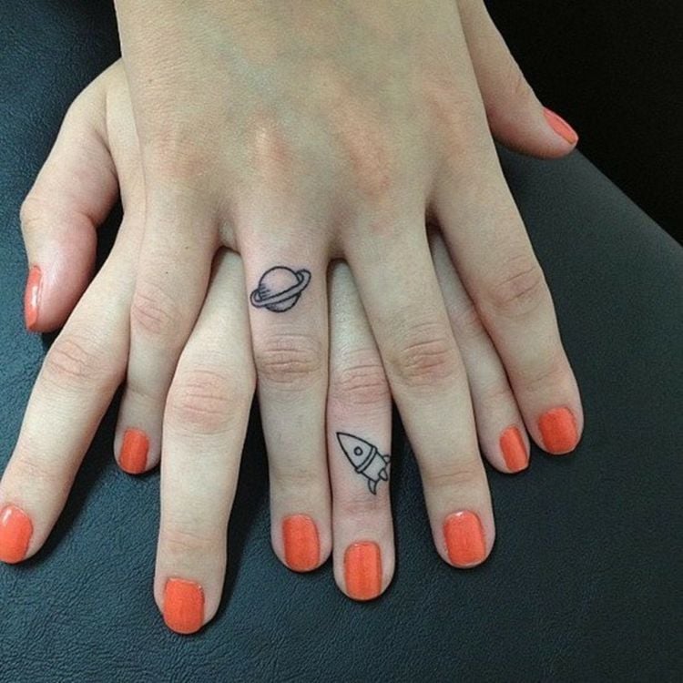 finger-tattoo-frauenhände-planet-rakete-mittelfinger-ringfinger