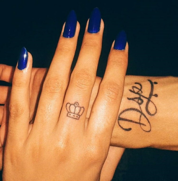finger-tattoo-fraunhand-männerhand-buchstaben-krone-fingernägel-spitz-blau-mittelfinger