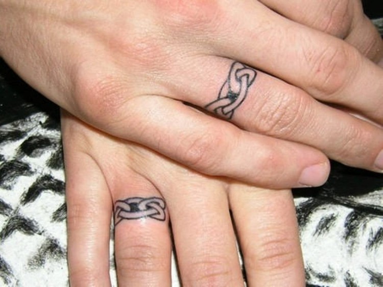 finger-tattoo-keltisch-ring-kette-mann-frau-paar-ehering-schwarz-weiß