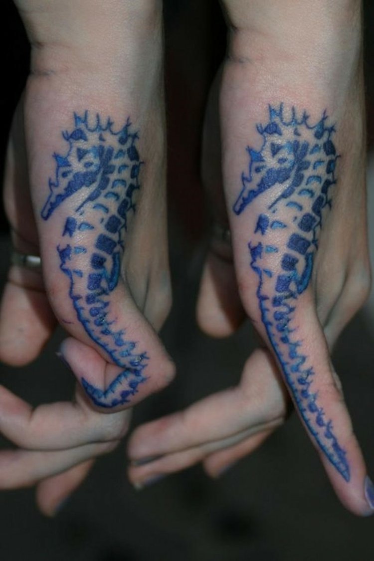 finger-tattoo-kleinfinger-außenseite-seepferde-blau-frauenhände