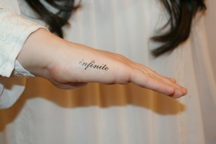 Finger Tattoo – faszinierende Ideen für beliebte Motive mit toller Symbolik