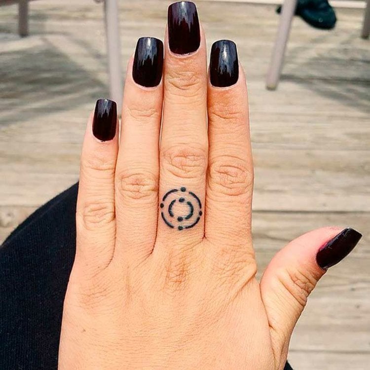 finger tattoo linien-kreise-punkte-mittelfinger-finger-frauenhand-nagellack-schwarz