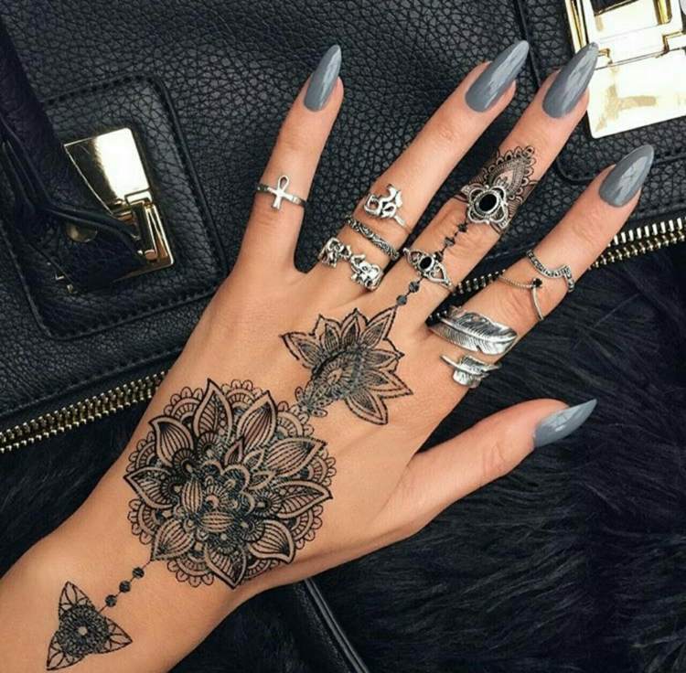 finger-tattoo-mandala-verzierungen-mittelfinger-ringe-nagellack-grau-handtasche