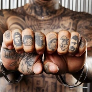 finger-tattoo-mann-körpertätowierung-hanflächen-ketten-zeichentrickhelden-personen-berühmt